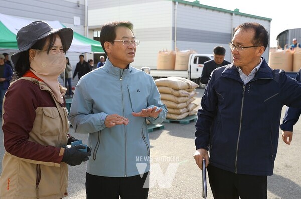 강진원 강진군수가 가루쌀 수매 현장을 찾아 출하농가를 격려하고 있다.