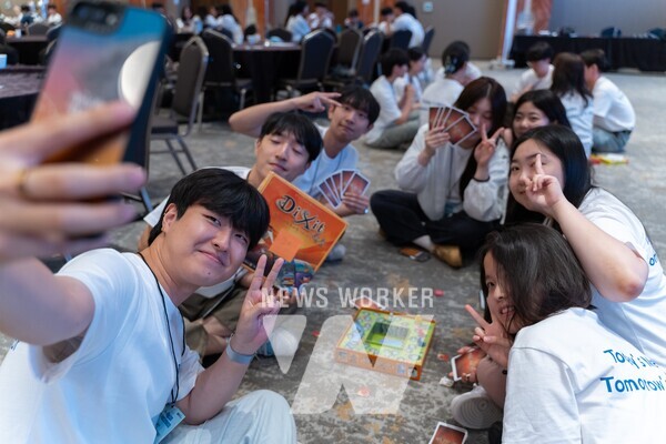 지난 7월 스플라스 리솜 리조트에서 열린 '역량강화캠프'에서 대학생 교사들이 네트워킹을 진행하고 있는 모습