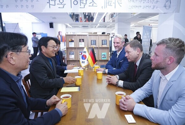 강기정 광주광역시장이 지난 7일 오후 동구 전일빌딩245에서 열린 ‘힌츠페터 국제보도상 시상식’에 참석해 축사를 하고 있다./광주광역시 제공강기정 광주광역시장이 지난 7일 오후 동구 전일빌딩245에서 열린 ‘힌츠페터 국제보도상 시상식’에 참석해 특집부문에 선정된 게스빈 모하마드에게 시상하고 있다./광주광역시 제공강기정 광주광역시장이 지난 7일 오후 동구 전일빌딩245에서 열린 ‘힌츠페터 국제보도상 시상식’에 참석해 원순석 5·18기념재단 이사장, 게오르크 슈미트 주한독일대사, 수상자 등과 기념촬영을 하고 있다./광주광역시 제공강기정 광주광역시장이 지난 7일 오후 동구 전일빌딩245에서 게오르크 슈미트 주한독일대사를 만나 악수하고 있다./광주광역시 제공강기정 광주광역시장이 지난 7일 오후 동구 전일빌딩245에서 게오르크 슈미트 주한독일대사를 만나 상호 협력방안을 논의하고 있다./광주광역시 제공강기정 광주광역시장(오른쪽)이 지난 7일 오후 동구 전일빌딩245에서 게오르크 슈미트 주한독일대사(왼쪽)를 만나 상호 협력방안 대해 논의한 뒤 한강 작가 ‘소년이 온다’ 실존인물인 문재학 열사의 어머니 김길자씨(가운데)가 영문판 ‘Human acts(소년이 온다)’ 책을 독일대사에게 전달하고 있다./광주광역시 제공