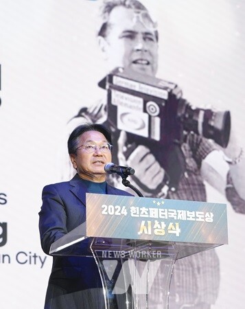 강기정 광주광역시장이 지난 7일 오후 동구 전일빌딩245에서 열린 ‘힌츠페터 국제보도상 시상식’에 참석해 축사를 하고 있다./광주광역시 제공