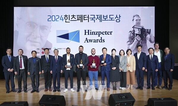 강기정 광주광역시장이 지난 7일 오후 동구 전일빌딩245에서 열린 ‘힌츠페터 국제보도상 시상식’에 참석해 축사를 하고 있다./광주광역시 제공강기정 광주광역시장이 지난 7일 오후 동구 전일빌딩245에서 열린 ‘힌츠페터 국제보도상 시상식’에 참석해 특집부문에 선정된 게스빈 모하마드에게 시상하고 있다./광주광역시 제공강기정 광주광역시장이 지난 7일 오후 동구 전일빌딩245에서 열린 ‘힌츠페터 국제보도상 시상식’에 참석해 원순석 5·18기념재단 이사장, 게오르크 슈미트 주한독일대사, 수상자 등과 기념촬영을 하고 있다./광주광역시 제공강기정 광주광역시장이 지난 7일 오후 동구 전일빌딩245에서 게오르크 슈미트 주한독일대사를 만나 악수하고 있다./광주광역시 제공강기정 광주광역시장이 지난 7일 오후 동구 전일빌딩245에서 게오르크 슈미트 주한독일대사를 만나 상호 협력방안을 논의하고 있다./광주광역시 제공강기정 광주광역시장(오른쪽)이 지난 7일 오후 동구 전일빌딩245에서 게오르크 슈미트 주한독일대사(왼쪽)를 만나 상호 협력방안 대해 논의한 뒤 한강 작가 ‘소년이 온다’ 실존인물인 문재학 열사의 어머니 김길자씨(가운데)가 영문판 ‘Human acts(소년이 온다)’ 책을 독일대사에게 전달하고 있다./광주광역시 제공