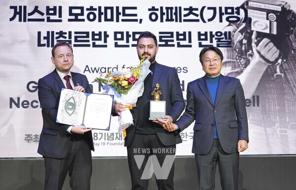 강기정 광주광역시장이 지난 7일 오후 동구 전일빌딩245에서 열린 ‘힌츠페터 국제보도상 시상식’에 참석해 축사를 하고 있다./광주광역시 제공강기정 광주광역시장이 지난 7일 오후 동구 전일빌딩245에서 열린 ‘힌츠페터 국제보도상 시상식’에 참석해 특집부문에 선정된 게스빈 모하마드에게 시상하고 있다./광주광역시 제공강기정 광주광역시장이 지난 7일 오후 동구 전일빌딩245에서 열린 ‘힌츠페터 국제보도상 시상식’에 참석해 원순석 5·18기념재단 이사장, 게오르크 슈미트 주한독일대사, 수상자 등과 기념촬영을 하고 있다./광주광역시 제공강기정 광주광역시장이 지난 7일 오후 동구 전일빌딩245에서 게오르크 슈미트 주한독일대사를 만나 악수하고 있다./광주광역시 제공강기정 광주광역시장이 지난 7일 오후 동구 전일빌딩245에서 게오르크 슈미트 주한독일대사를 만나 상호 협력방안을 논의하고 있다./광주광역시 제공강기정 광주광역시장(오른쪽)이 지난 7일 오후 동구 전일빌딩245에서 게오르크 슈미트 주한독일대사(왼쪽)를 만나 상호 협력방안 대해 논의한 뒤 한강 작가 ‘소년이 온다’ 실존인물인 문재학 열사의 어머니 김길자씨(가운데)가 영문판 ‘Human acts(소년이 온다)’ 책을 독일대사에게 전달하고 있다./광주광역시 제공