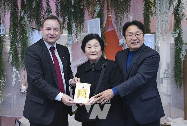 강기정 광주광역시장(오른쪽)이 지난 7일 오후 동구 전일빌딩245에서 게오르크 슈미트 주한독일대사(왼쪽)를 만나 상호 협력방안 대해 논의한 뒤 한강 작가 ‘소년이 온다’ 실존인물인 문재학 열사의 어머니 김길자씨(가운데)가 영문판 ‘Human acts(소년이 온다)’ 책을 독일대사에게 전달하고 있다./광주광역시 제공