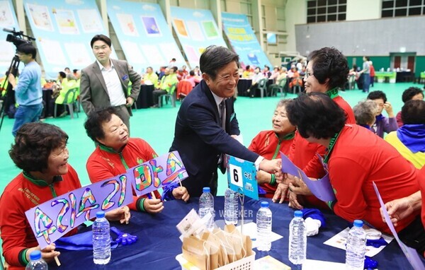 곡성군미래교육재단(이사장 조상래)은 지난 7일 지역 내 29개 마을 문해학습자, 교사, 관계자 등 300여 명이 참석한 가운데 ‘2024년 곡성군 성인문해한마당’을 성황리에 개최했다