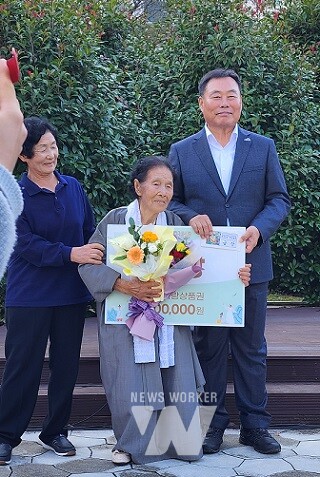 토속민요경연대회에서 최우수상을 받은 박애정 할머니