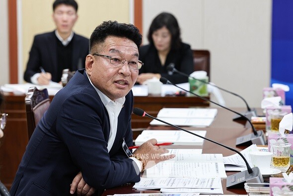 김정이 도의원이 지난 11월 5일 환경산림국 소관 행정사무감사를 벌이고 있다.