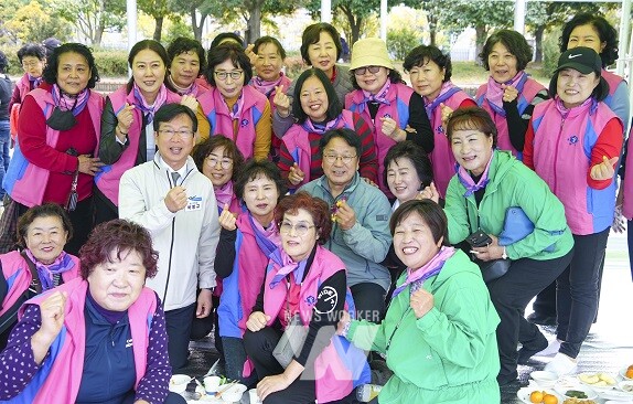 강기정 광주광역시장이 9일 오전 시청 야외음악당에서 열린 ‘제 29회 농업인의 날-빛고을 농업인 한마당’에 참석해 내빈들과 쌀소비촉진 홍보 퍼포먼스를 하고 있다./광주광역시 제공