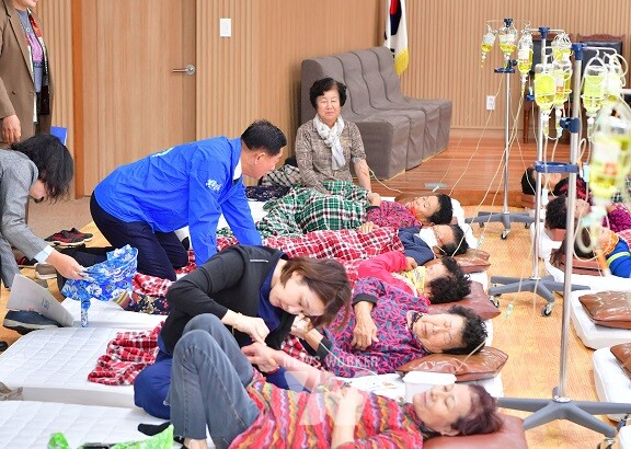 장성군이 농촌 왕진버스를 운영했다. 삼서면을 찾은 김한종 군수