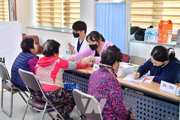 장성군이 농촌 왕진버스를 운영해 주민 호응을 얻었다.