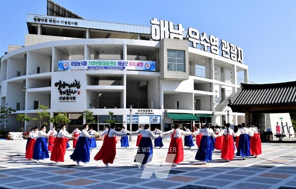 해남군은 오는 15일 오후 2시부터 해남군 전통놀이와 읍면 풍물공연 등이 총 망라된 전통놀이 한마당 행사를 갖는다. 