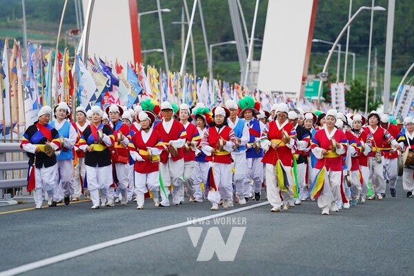 해남군은 오는 15일 오후 2시부터 해남군 전통놀이와 읍면 풍물공연 등이 총 망라된 전통놀이 한마당 행사를 갖는다. 