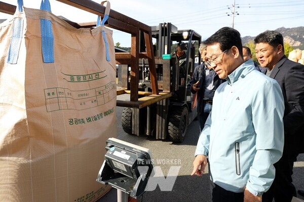 강진원 강진군수가 가루쌀 수매 현장을 찾아 출하농가를 격려하고 있다.