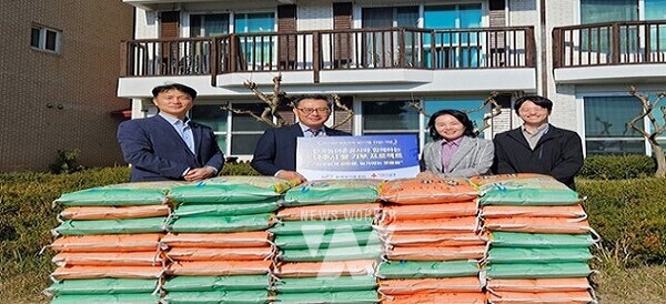 한국농어촌공사는 11일 농업인의 날을 기념하여 지역사회복지시설에 8000kg의 쌀을 기부했다