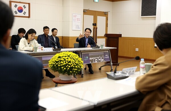 국회 저출생·축소사회 대응 포럼 소속 국회의원들이 지난 7일 농촌체험형 성공 모델로 정착한 푸소 농가를 방문, 주인으로부터 설명을 듣고 있다.