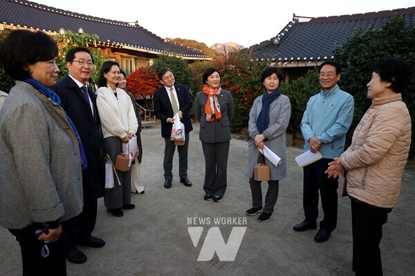 국회 저출생·축소사회 대응 포럼 소속 국회의원들이 지난 7일 농촌체험형 성공 모델로 정착한 푸소 농가를 방문, 주인으로부터 설명을 듣고 있다.