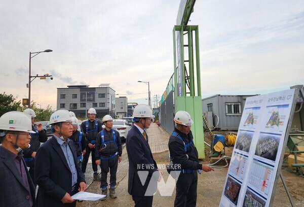 윤병태 나주시장은 지난 8일 빛가람동 아파트 건설 현장을 방문해 관계자들의 노고를 격려하고 질 좋은 아파트 건립을 당부했다. (사진제공-나주시)