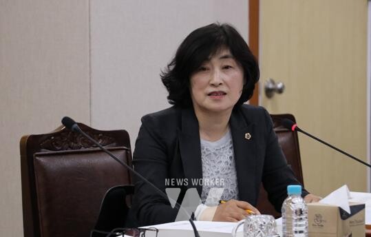 지난 11월 8일 전서현 의원이 자치행정국 행정사무감사를 하고 있다