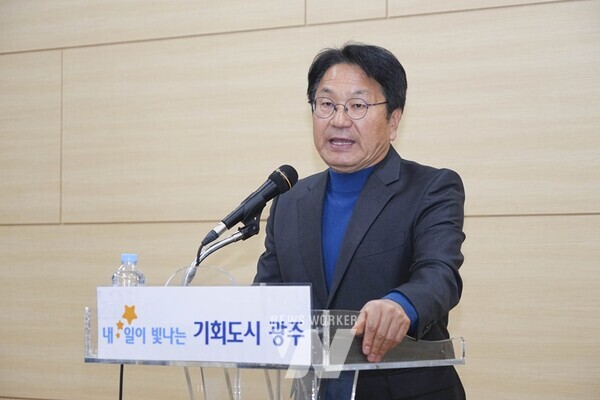 강기정 광주광역시장이 11일 오후 북구 광주교통문화연수원에서 열린 택시운송사업 안정화 및 상호 신뢰구축을 위한 ‘시-택시업계 상생협약식’에 참석해 인사말을 하고 있다./광주광역시 제공