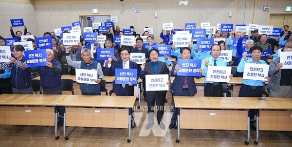 강기정 광주광역시장이 11일 오후 북구 광주교통문화연수원에서 열린 택시운송사업 안정화 및 상호 신뢰구축을 위한 ‘시-택시업계 상생협약’을 체결한 뒤 단체 기념촬영을 하고 있다./광주광역시 제공