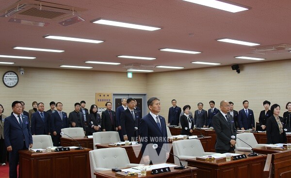 곡성군의회(의장 강덕구)가 11월 11일부터 12월 27일까지 37일간의 일정으로 제270회 곡성군의회 제2차 정례회를 개회했다
