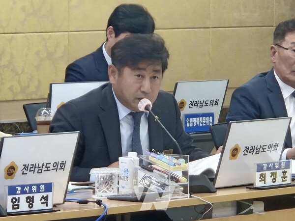 최정훈 전남도의원이 지난 6일 제386회 제2차 정례회 전라남도 영암․강진․장흥․완도․고흥교육지원청 행정사무감사에서 질의를 하고 있다.
