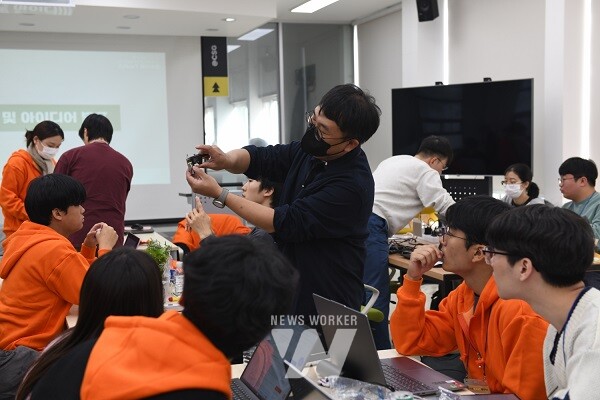 제12회 Creative Space G AI&IoT 메이커톤 참가자들이 GIST 캠퍼스 내 Creative Space G에서 창의적인 아이디어를 시제품으로 만들고 있다. Creative Space G는 디지털 제조 장비 운용, 제작 전문인력 지원, 창업 교육 등이 이루어지는 복합 창업 공간이다.