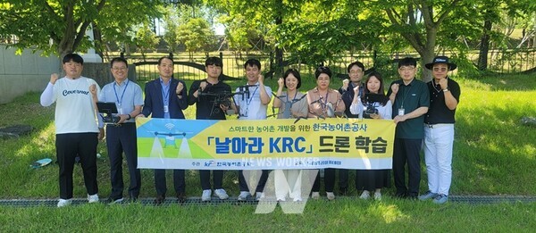 한국농어촌공사는 12일 드론을 활용한 간척지 관리로 행정업무 전문성을 강화하고 있다고 밝혔다.