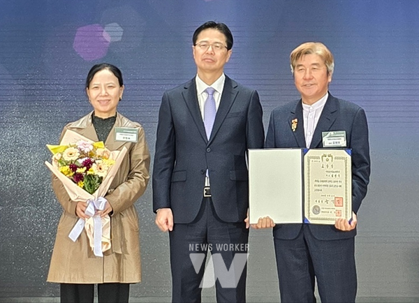 영동농장 김현우 대표(오른쪽)가 대통령 표창을 받고 기념사진을 찍고 있다.