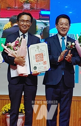 명동주 써니너스 대표가 산업포장을 받고 김영록 전남지사와 기념사진을 찍고 있다. *사진설명-김현우 : 영동농장 김현우 대표(오른쪽)가 대통령 표창을 받고 기념사진을 찍고 있다.