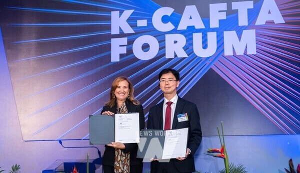 12일(한국시간 기준), KISA-CABEI 간 업무협약식에서 관계자들이 기념 촬영을 하고 있다.(왼쪽부터) 중미경제통합은행(CABEI) Gisela Sanchez 총재, KISA 이용필 보안인재단장