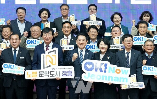김영록 전라남도지사가 12일 장흥군민회관에서 열린 ‘장흥군 정책비전 투어’ 행사에서 참석자들과 기념촬영을 하고 있다