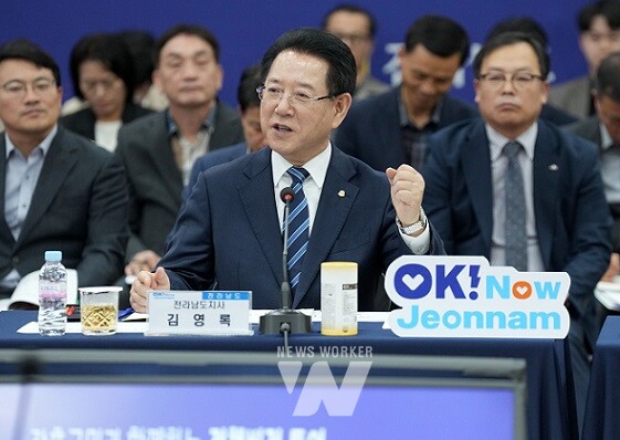 김영록 전라남도지사가 12일 장흥군민회관에서 ‘장흥군 정책비전 투어’ 토론을 주재하고 미래 신산업 육성 등 지역 발전에 대한 의견과 제안에 대한 질문에 답변하고 있다