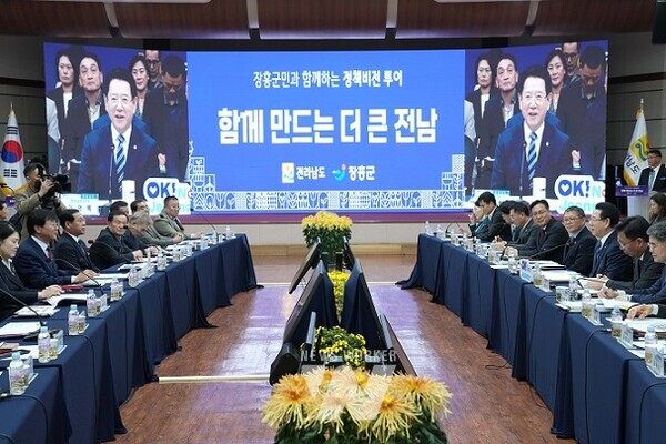 김영록 전라남도지사가 12일 장흥군민회관에서 열린 ‘장흥군 정책비전 투어’ 행사에서 인사말을 하고 있다