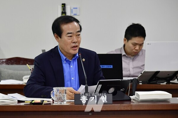 발언하는 홍기월 시의원(동구1 광주광역시의회 예산결산위원장)