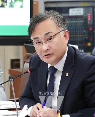 행정사무감사에서 발언하는 조옥현 의원(더불어민주당, 목포2)