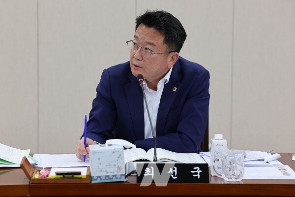 전라남도의회 최선국 의원이 지난 11일에 열린 일자리투자유치국 행정사무감사에서 질의를 하고 있다.
