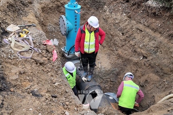상수도관 누수 복구 장면. (사진제공-나주시)