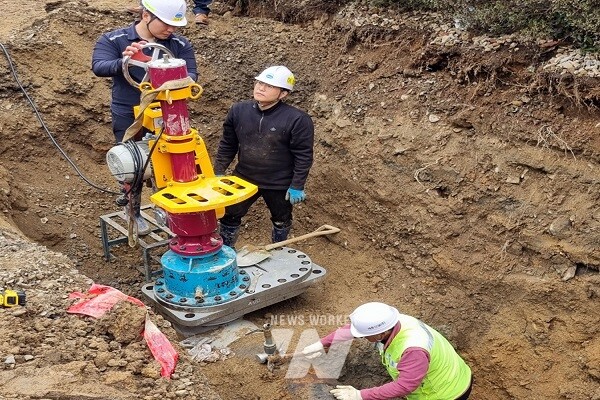 나주시가 2023년도 상수도 유수율 85.3%를 기록하며 4년 연속 도내 1위를 달성했다. 상수도 유수율은 정수장에서 생산한 수돗물이 수요가정의 수도꼭지까지 실제 도달한 비율로 상수도 관리의 핵심 지표 중 하나다- 상수도관 누수 복구 장면 (사진제공-나주시)