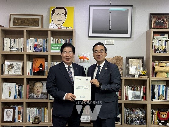 공영민 고흥군수(왼쪽)가 12일 국비확보를 위해 박홍근 의원(오른쪽)과 면담한 후 기념사진을 찍고 있다