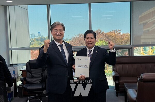 공영민 고흥군수(오른쪽)가 12일 이연희 국회의원을 만나 국비지원을 건의하며, 화이팅을 외치고 있다