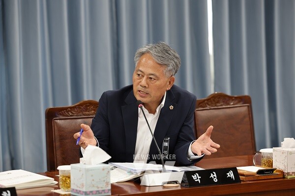 박성재 의원이 지난 4일 농축산식품국 소관 행정사무감사에서 국장에게 질의하고 있다.