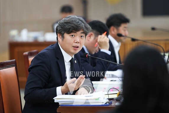 박원종 의원이 지난 11월 5일 담양·무안·영광·나주·장성 행정사무감사에서 질의하고 있다.