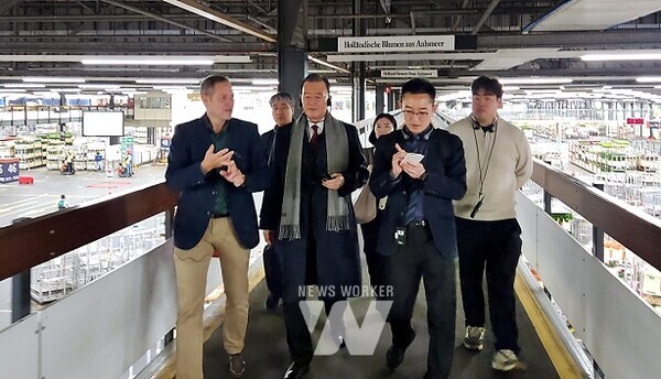 알스미어 로얄 플로라홀랜드 경매장 방문 - aT 홍문표 사장(좌측 3번째), 로얄 플로라홀랜드 경매장 관계자 Auke Heins(좌측 1번째)