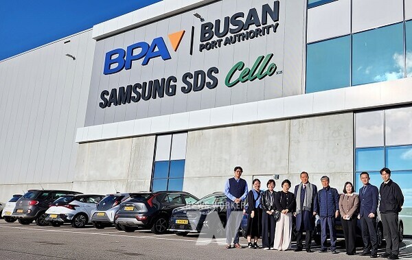 부산항만공사 로테르담 물류센터 방문 -aT 홍문표 사장(좌측 5번째), 부산항만공사 네덜란드 신진선 법인장(좌측 4번째)