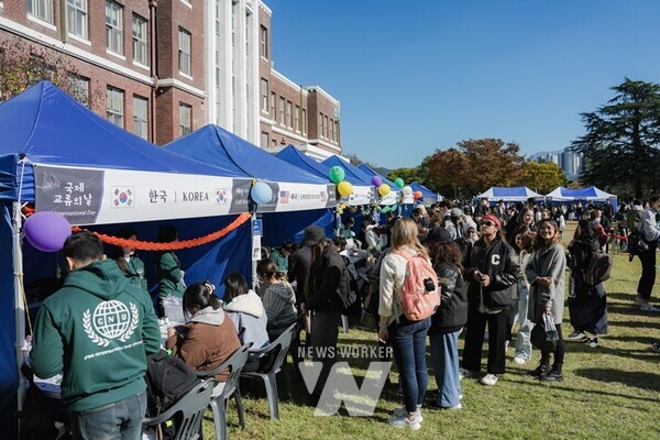 전남대학교 외국인 유학생들이 한자리에 모여, 각자 자기 나라의 문화와 전통을 소개하면서 서로를 이해하는 교류와 소통의 시간을 가졌다.