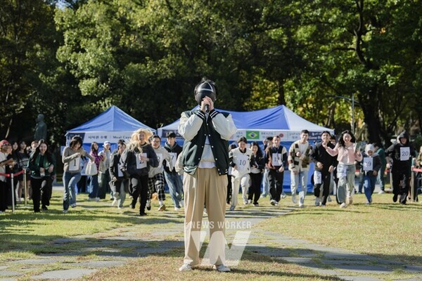 전남대학교 외국인 유학생들이 한자리에 모여, 각자 자기 나라의 문화와 전통을 소개하면서 서로를 이해하는 교류와 소통의 시간을 가졌다.