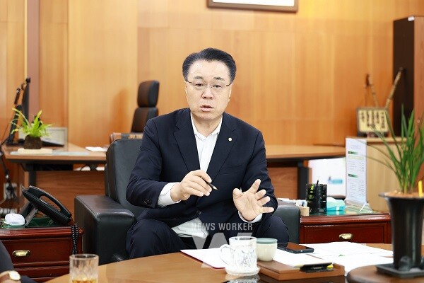 한국공공정책평가협회와 구복규 화순군수의 인터뷰 장면