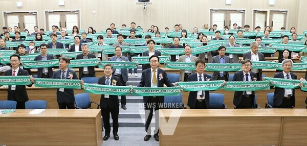 2024년 제2회 전남 에너지산업의 날’ 기념식이 나주시 빛가람동에 위치한 한국에너지공과대학교에서 열렸다. 에너지산업, 에너지밸리 기관·기업 등 다양한 주체들의 자긍심을 높이고 소통과 협력 기회를 제공하는 행사다. (사진제공-나주시)