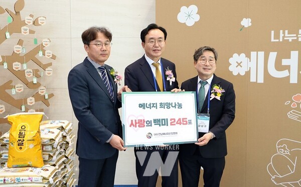 2024년 제2회 전남 에너지산업의 날’ 기념식이 나주시 빛가람동에 위치한 한국에너지공과대학교에서 열렸다. 에너지산업, 에너지밸리 기관·기업 등 다양한 주체들의 자긍심을 높이고 소통과 협력 기회를 제공하는 행사다. (사진제공-나주시)