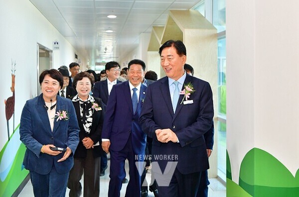 김한종 장성군수가 가족행복센터 내부시설을 살펴보고 있다